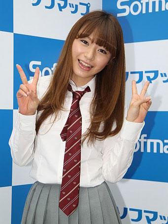 【画像・写真】胸元の大きく開いたグラドル「ギリギリ“ＯＫ”です」