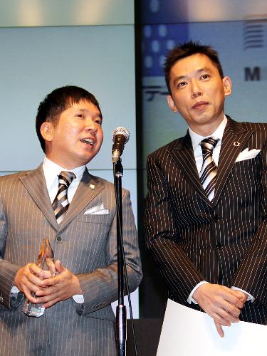授賞式であいさつする爆笑問題の（左から）田中裕二と太田光