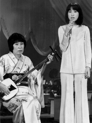 藤圭子（右）と母親の澄子さん（１９７４年）