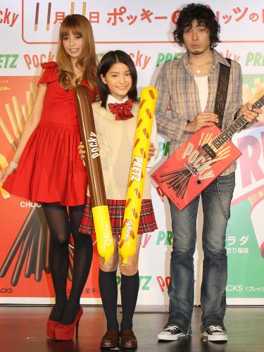 期間限定ポッキーＣＭの発表会でポーズをとる（左から）吉川ひなの、川島海荷、斉藤和義