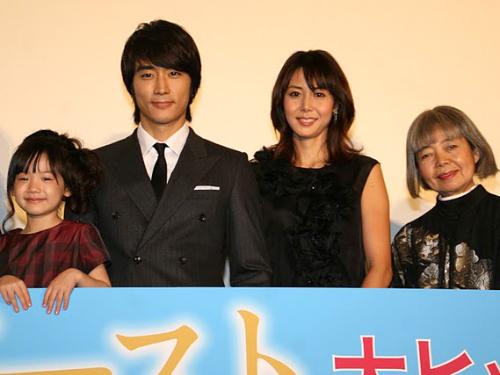 「ゴースト」初日舞台あいさつに登場した（左から）芦田愛菜、ソン・スンホン、松嶋菜々子、樹木希林
