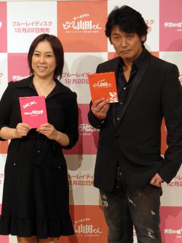 ジブリ作品のブルーレイ発売イベントに出席した倉田真由美、叶井俊太郎夫妻