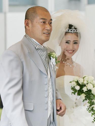 ０６年４月、松平健と結婚式を挙げた友里子さん