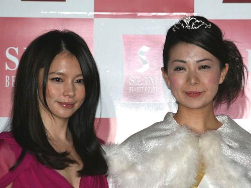 第２２回スリムクイーンコンテストの特別審査員として登場したビビアン・スー（左）とグランプリの柴田乃理子さん