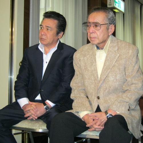 星野哲郎さんとのコンビで多くの名曲を生み出した作曲家・船村徹氏（右）と、２人の作品を歌ってきた鳥羽一郎が悲しみの会見を開いた