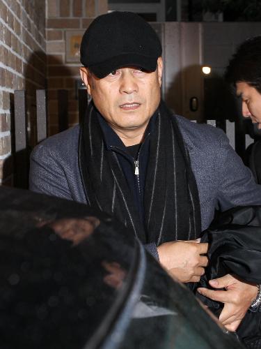 【画像・写真】無言の帰宅…松平健、愛妻に１０時間寄り添い