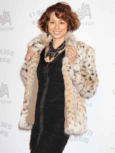 毛皮のコートを身にまといポーズをとる米倉涼子