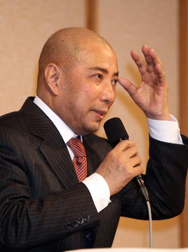 【画像・写真】「甘い」「洋服ビリビリ」　団十郎に聞く　被害届は？なぜ飲みに？