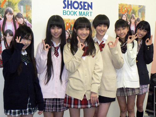 ｂ ｌ ｔ ｕ １７ の発売記念握手会を行ったももいろクローバー 左から 有安杏果 佐々木彩夏 百田夏菜子 早見あかり 玉井詩織 高城れに スポニチ Sponichi Annex 芸能