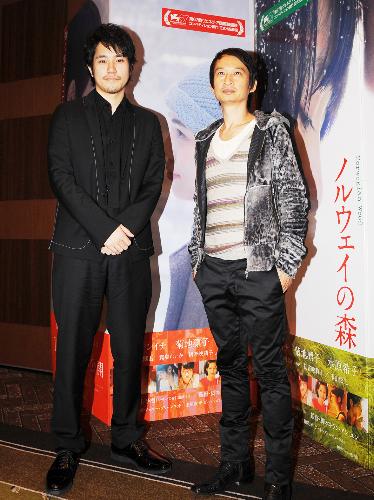 映画「ノルウェイの森」の製作発表会見をするトラン・アン・ユン監督（右）と松山ケンイチ