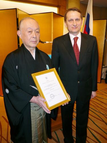 ロシアのナルイシキン大統領府長官（右）から友好勲章を授与された能楽師の坂井音重氏