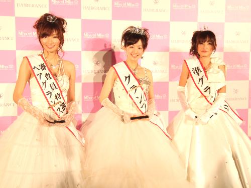 グランプリを受賞した伊藤弘美さん（中央）と審査員特別賞の畑下由佳さん（左）、準グランプリの蒔田優衣さん