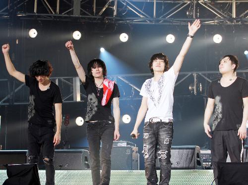 横浜アリーナでワンマンライブを開催した「ｆｌｕｍｐｏｏｌ」（左から）尼川元気、小倉誠治、山村隆太、阪井一生