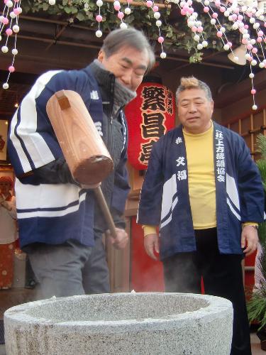 【画像・写真】桂三枝　もちつき大会で“さすが”のダジャレ連発