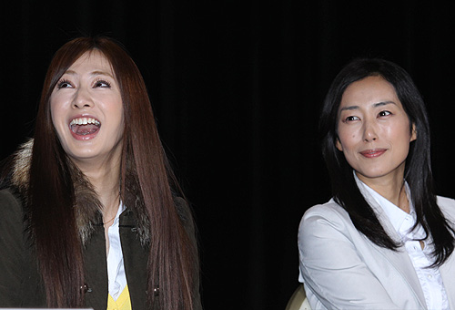 ドラマ「ＬＡＤＹ」制作発表会見で笑顔を見せる北川景子（左）と木村多江