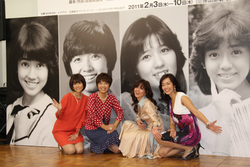 デビュー時のブロマイドをバックにポーズをとる（左から）松本伊代、榊原郁恵、石野真子、早見優