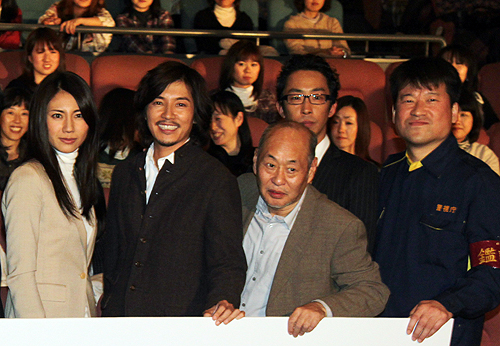 ドラマ「ＣＯＮＴＲＯＬ～犯罪真理捜査～」の完成披露試写会に登場した（左から）松下奈緒、藤木直人、泉谷しげる、佐藤二朗