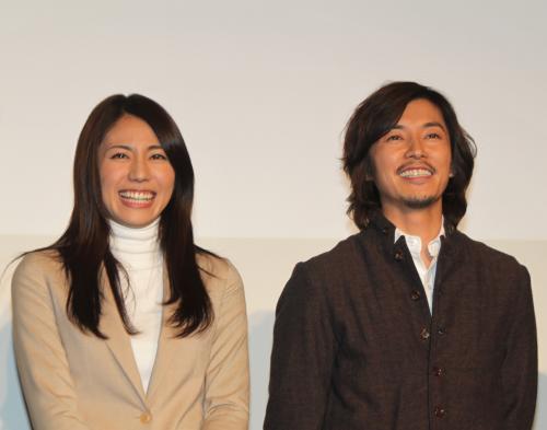連続ドラマ「ＣＯＮＴＲＯＬ～犯罪真理捜査～」の完成披露試写会に出席した松下奈緒（左）と藤木直人
