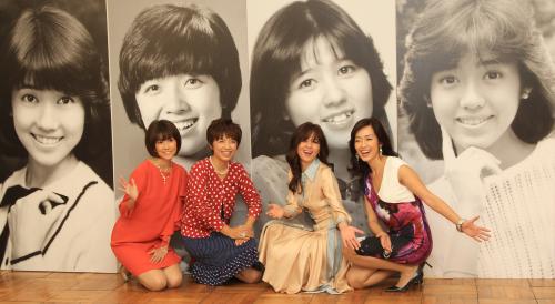 アイドル時代の写真パネルを背にフォトセッションを行う（左から）松本伊代、榊原郁恵、石野真子、早見優