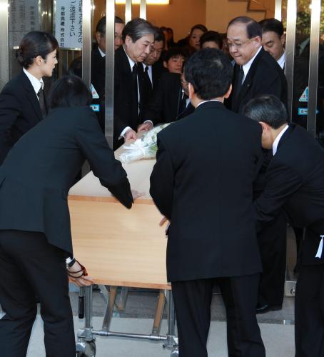 中村富十郎さんが納められた棺が関係者の手によって運び出される