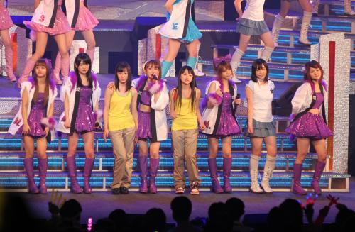 ハロー・プロジェクト新春コンサートでモーニング娘。を卒業する事を発表したリーダー高橋愛（左から４人目）