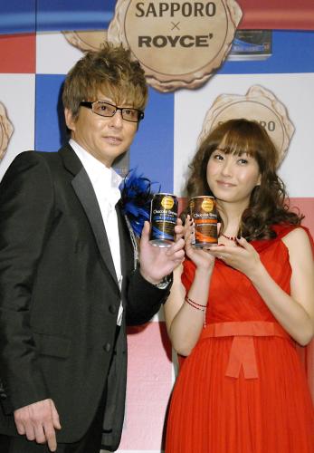 チョコレート味の発泡酒「ショコラブルワリー」の発売イベントに登場した哀川翔（左）と藤本美貴