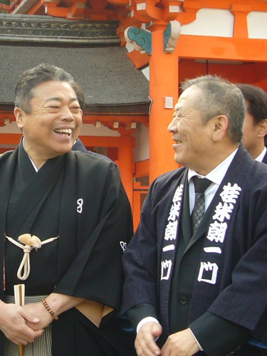 京都・下鴨神社で襲名披露公演の成功祈願をした桂塩鯛（左）。右は桂ざこば