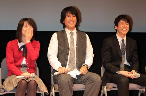 フジ「スクール！！」完成披露試写会で笑顔を見せる（左から）北乃きい、江口洋介、西島秀俊