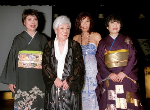 ９月からの朝の連続テレビ小説「カーネーション」のモデルとなる小篠綾子さん（左から２人目）とコシノ３姉妹＝２００１年６月撮影