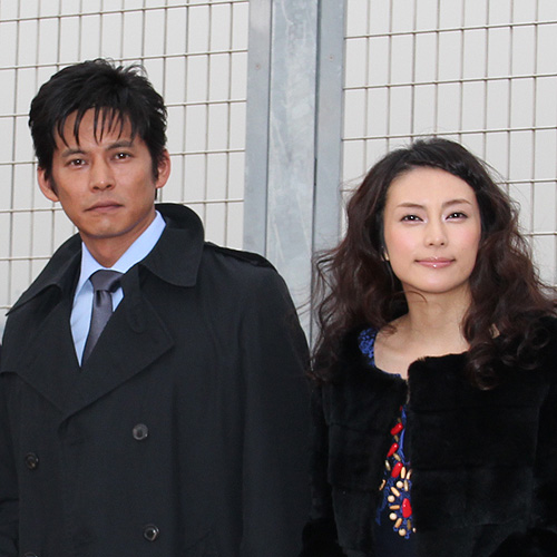 ドラマの製作発表での織田裕二（左）と柴咲コウ