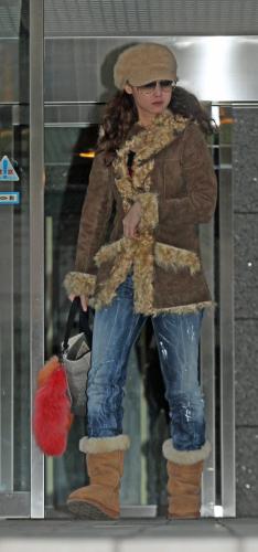 【画像・写真】エリカ　取材陣避け一転不機嫌「出て行って」