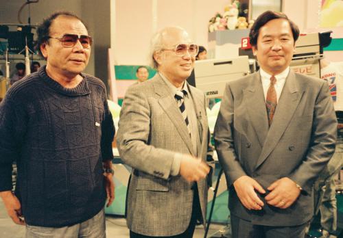 元ＮＨＫアナウンサー・鈴木健二さん（中）を表敬訪問する、木村太郎さん（右）と、和田勉さん。１９８８年４月２２日