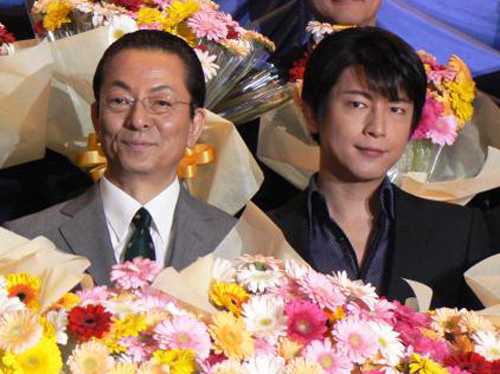 映画「相棒?劇場版２?」の大ヒット御礼舞台あいさつに出席した（左から）水谷豊、及川光博