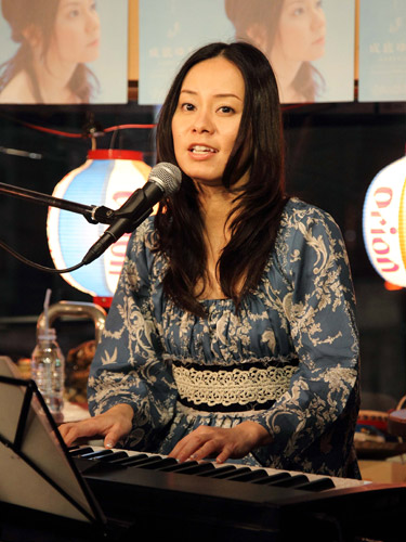 【画像・写真】沖縄の歌姫、成底ゆう子がお披露目ライブ