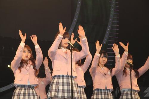 【画像・写真】センターに前田敦子　ＡＫＢ新曲初披露　100万枚出荷