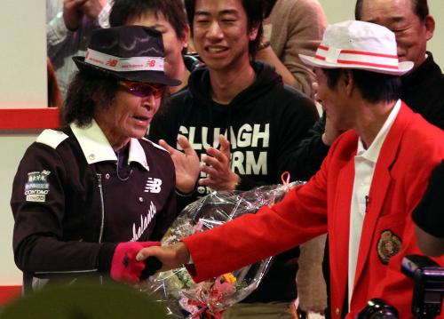 【画像・写真】「帰ってきたぞ！」さんまとがっちり握手