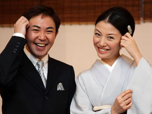 「婚約指輪を見せて下さい」というカメラマンの注文に答えていた国分佐智子と林家三平だったが、手はいつしか「どうもすいません」