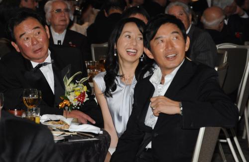 現役時代の映像を（右から）石田純一、理子夫妻と一緒に見つめる東尾修氏
