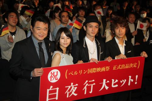 映画「白夜行」初日舞台あいさつに登場した（左から）船越英一郎、堀北真希、高良健吾、深川栄洋監督