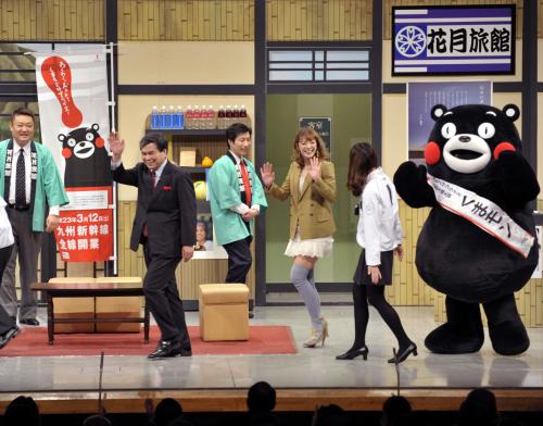 「くまもと吉本新喜劇」に出演した熊本県の蒲島郁夫知事（左から２人目）とタレントのスザンヌ（左から４人目）。右端は「くまモン」