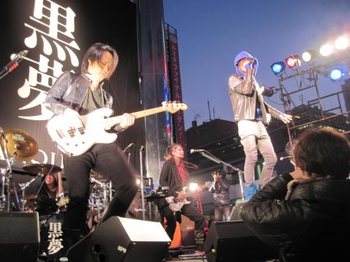 新宿駅前で街頭ライブを行った「黒夢」の人時（左）、清春