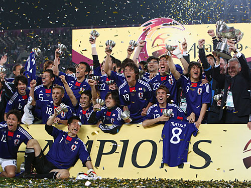 アジア杯優勝カップを掲げるザッケローニ監督（右端）と大喜びの日本代表イレブン