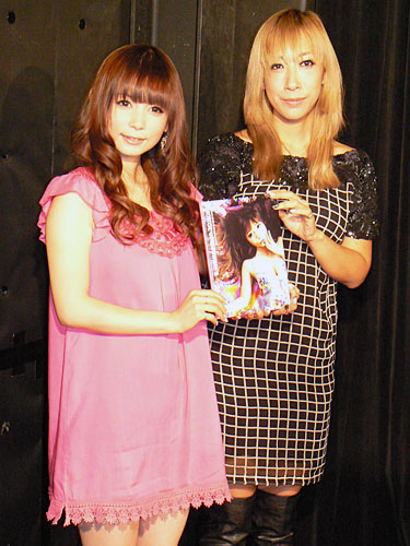 写真集「しょこれみかんぬ２」の発売記念イベントを行った中川翔子（左）と蜷川実花さん