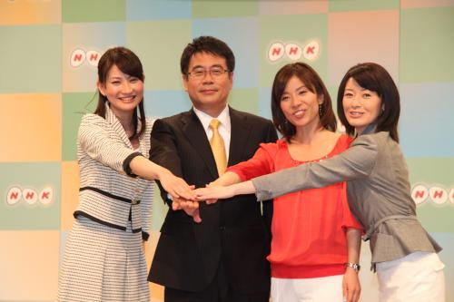 ＮＨＫ平成２３年度新キャスター発表会見に出席した（左から）井上あさひアナ、大越健介キャスター、広瀬智美アナ、松村正代アナ