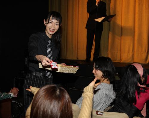 観客に豆の入った大入り袋を配る長谷川京子