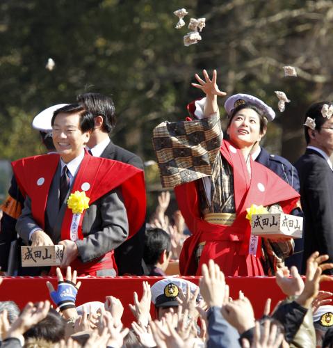 成田山新勝寺の節分会で豆まきをする上野樹里（右）と森田健作千葉県知事