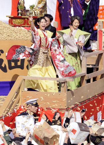 成田山大阪別院の節分祭で豆をまくＮＨＫ朝の連続ドラマ「てっぱん」に出演している滝本美織（中央）、富司純子（右）ら