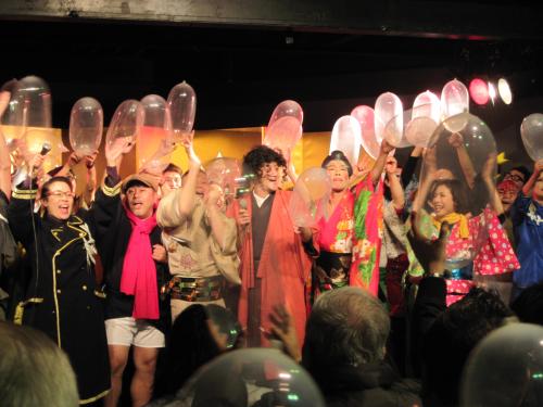 ワハハ本舗の１１年全体公演製作発表イベントでコンドームを膨らませはしゃぐ久本雅美（右端）と柴田理恵（左端）
