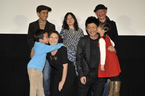映画『毎日かあさん』初日舞台あいさつを行った小泉今日子（前列左）と永瀬正敏。子役からキスされて笑顔