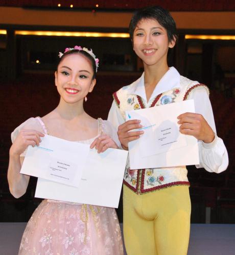 ６日、スイスのローザンヌ国際バレエコンクールで入賞した加藤静流さん（右）と堀沢悠子さん